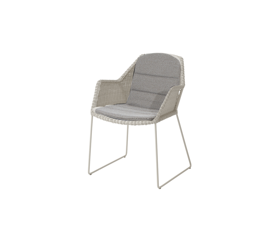 Chaise gris clair au design minimaliste.