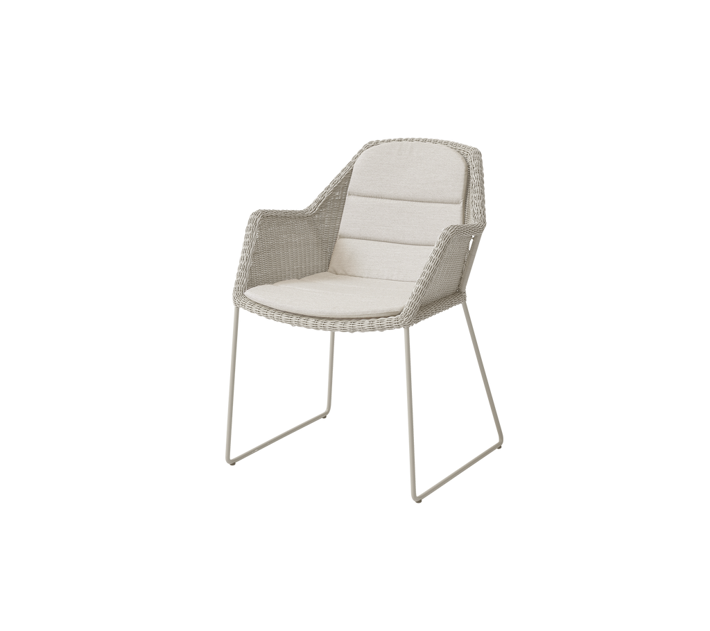 Chaise beige moderne au design minimaliste.