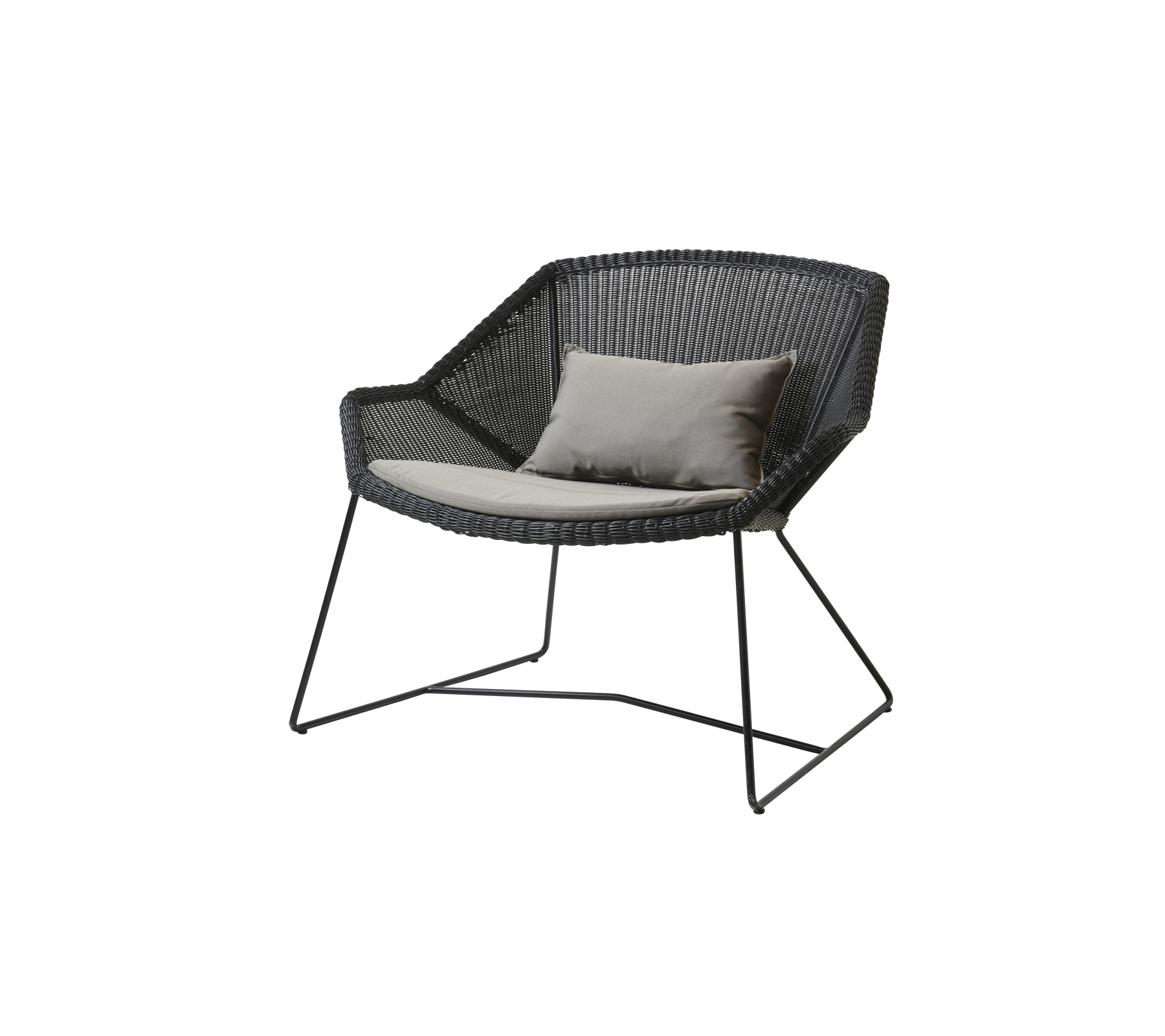 Chaise noire élégante avec un design tissé unique et un coussin léger pour un confort supplémentaire. Idéal pour la détente.