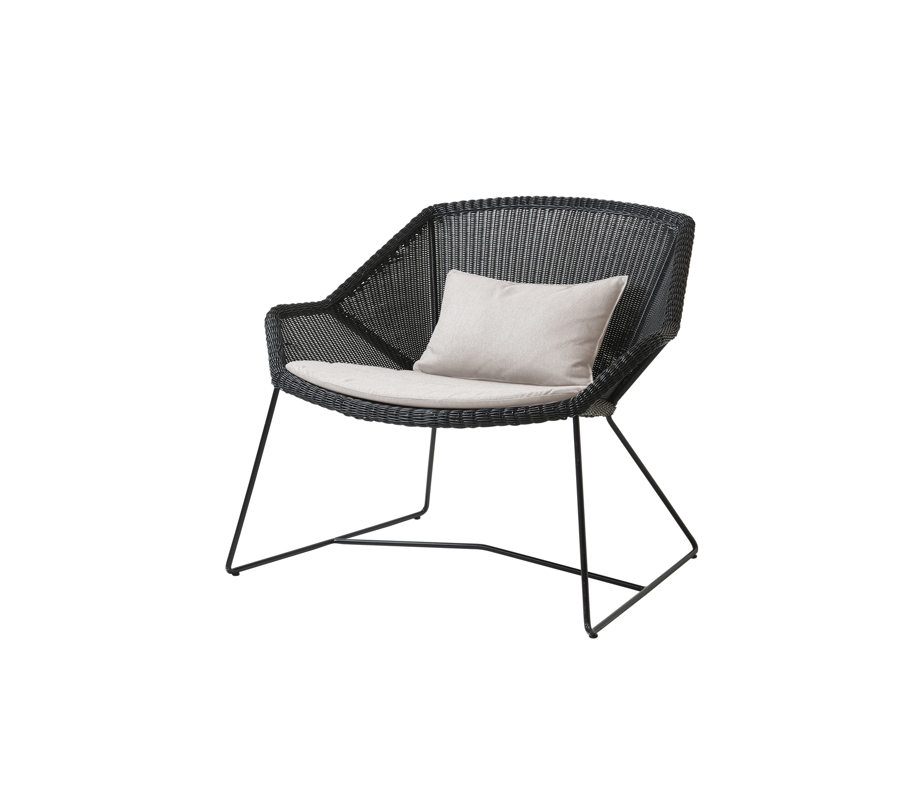 Chaise noire élégante avec un design tissé et un coussin de couleur claire, dotée d'un cadre en métal minimaliste. Parfait pour une décoration moderne.