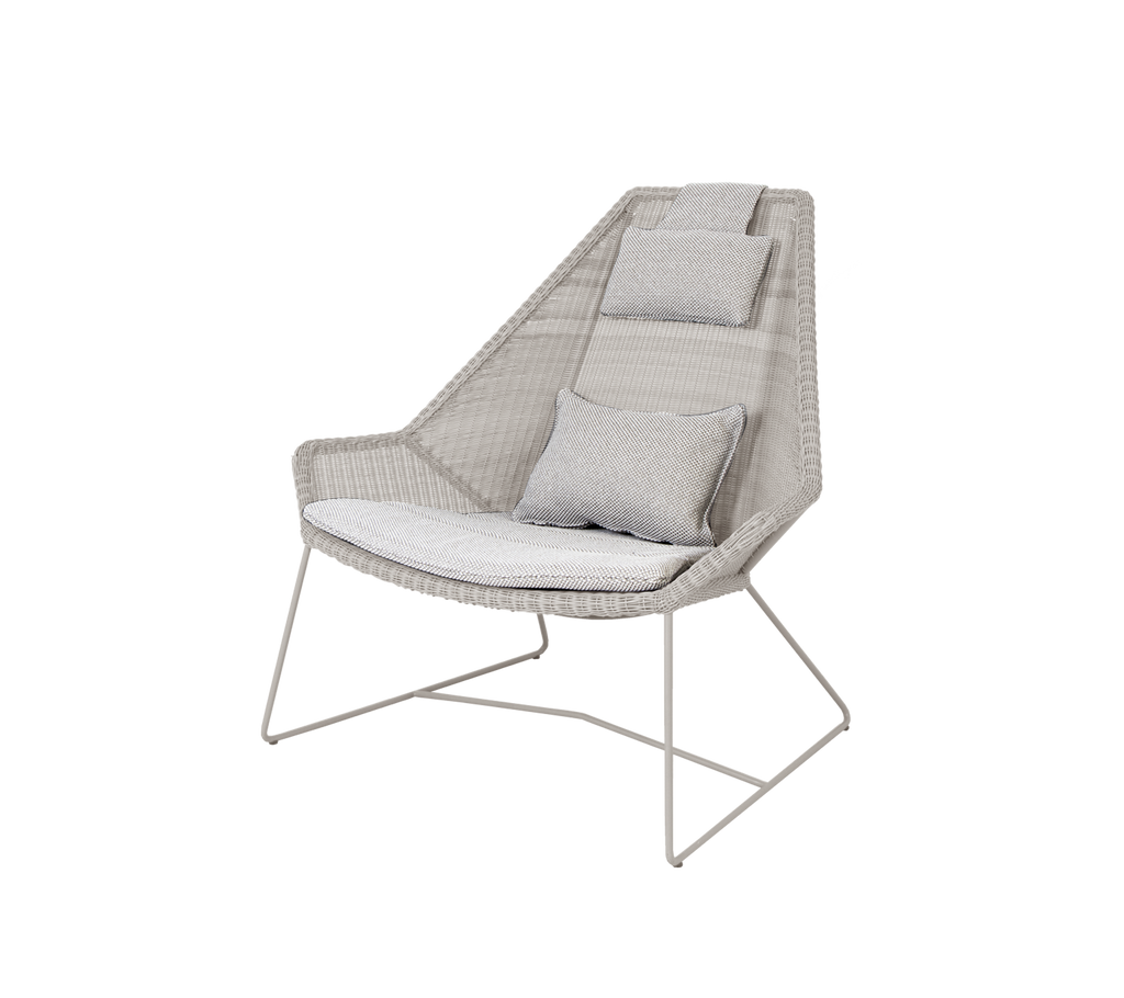 Chaise moderne gris clair avec coussin sable dans un cadre de salon confortable.