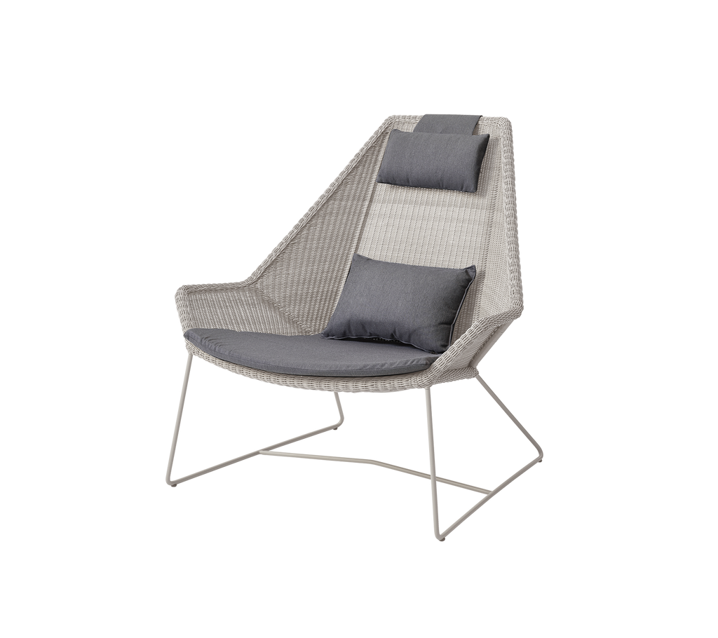 Chaise grise moderne avec coussin en sable, dotée d'un design unique.
