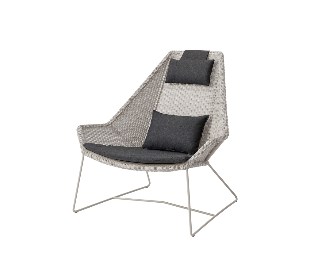 Chaise de sable moderne avec coussins noirs dans un design contemporain.