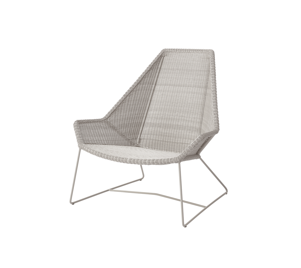 Chaise moderne en couleur sable avec un design angulaire unique.