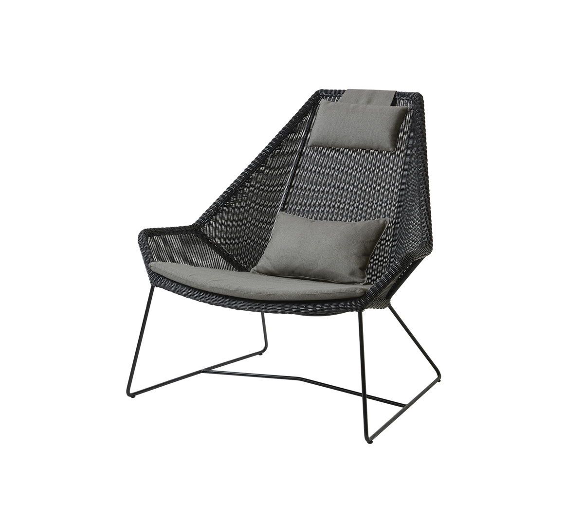Chaise élégante avec un design tissé et des coussins gris confortables, dotée de pieds en métal épurés pour une décoration moderne.