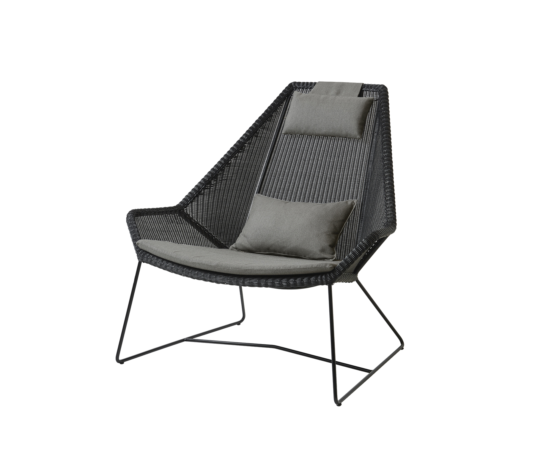 Chaise élégante avec un design tissé et des coussins gris confortables, dotée de pieds en métal épurés pour une décoration moderne.