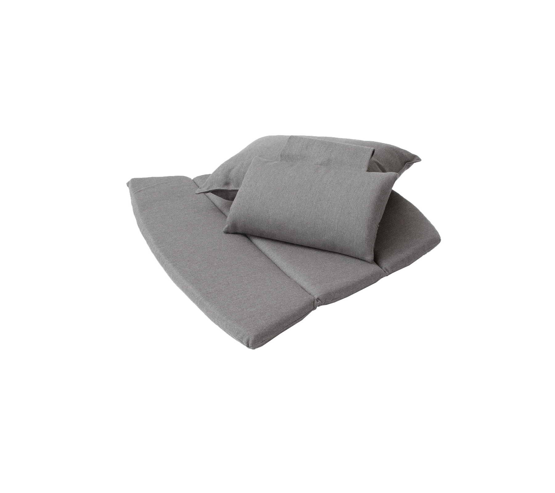 Coussins gris de différentes tailles disposés soigneusement, offrant une option de siège élégante et confortable.