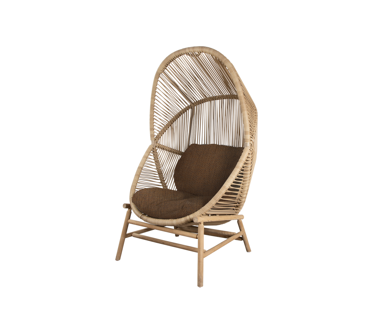 Chaise en rotin élégante avec un haut dossier courbé et un coussin brun moelleux, parfaite pour la détente et l'amélioration de tout espace.