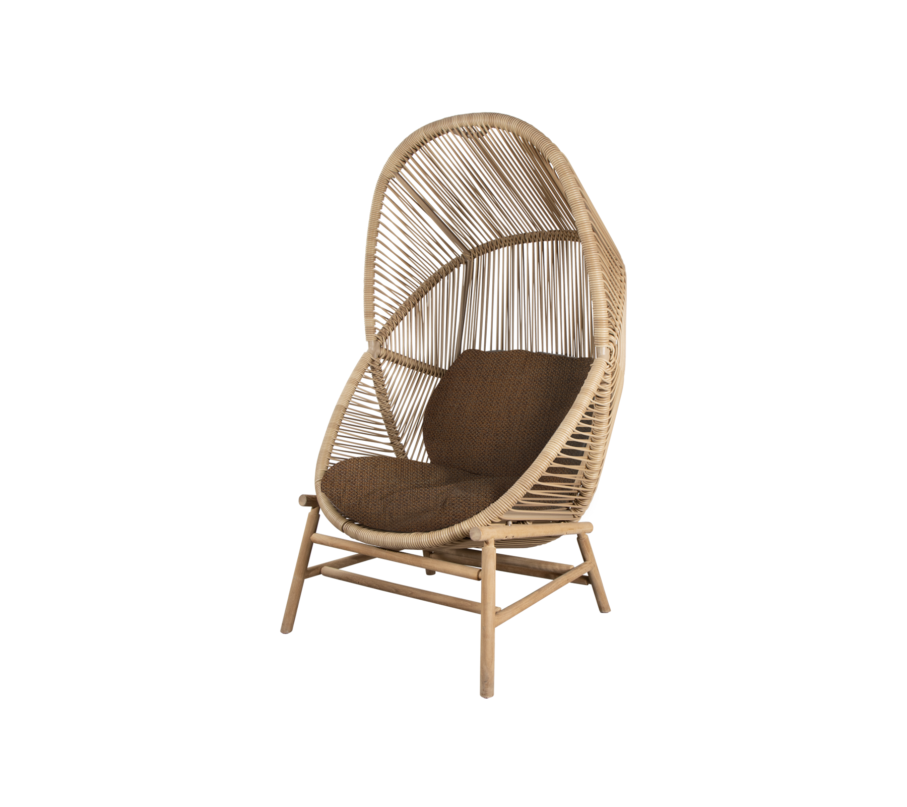 Chaise en rotin élégante avec un haut dossier courbé et un coussin brun moelleux, parfaite pour la détente et l'amélioration de tout espace.