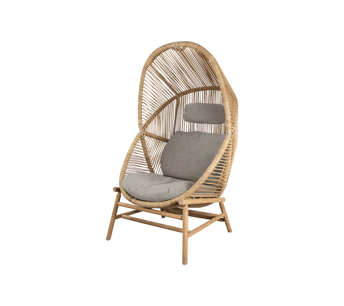 Une chaise élégante avec un dossier cintré, fabriquée à partir de matériaux naturels, dotée de coussins gris doux pour le confort.