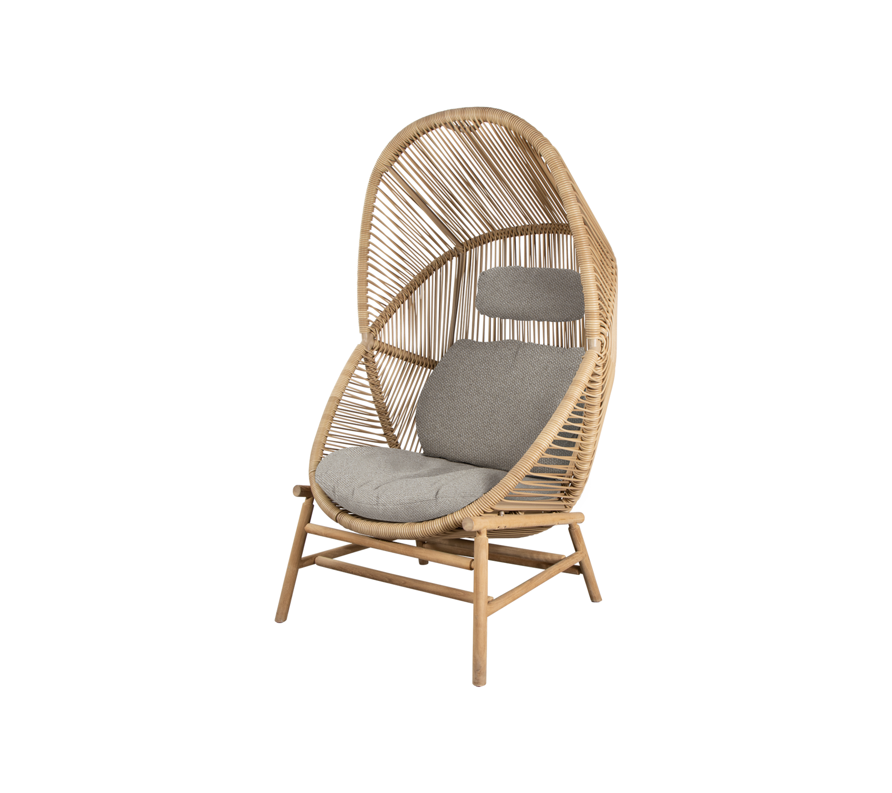 Une chaise élégante avec un dossier cintré, fabriquée à partir de matériaux naturels, dotée de coussins gris doux pour le confort.