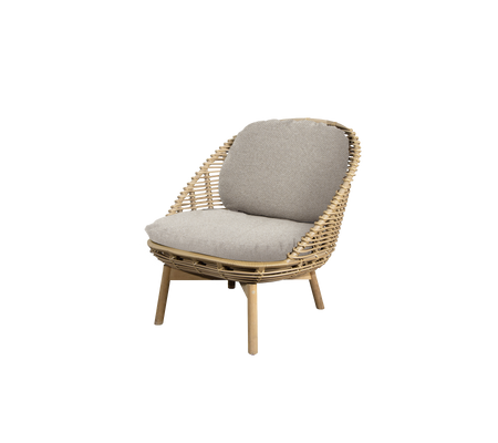 Chaise tissée élégante avec un coussin rembourré doux, conçue pour le confort et l'attrait esthétique. Idéale pour améliorer des espaces chaleureux.
