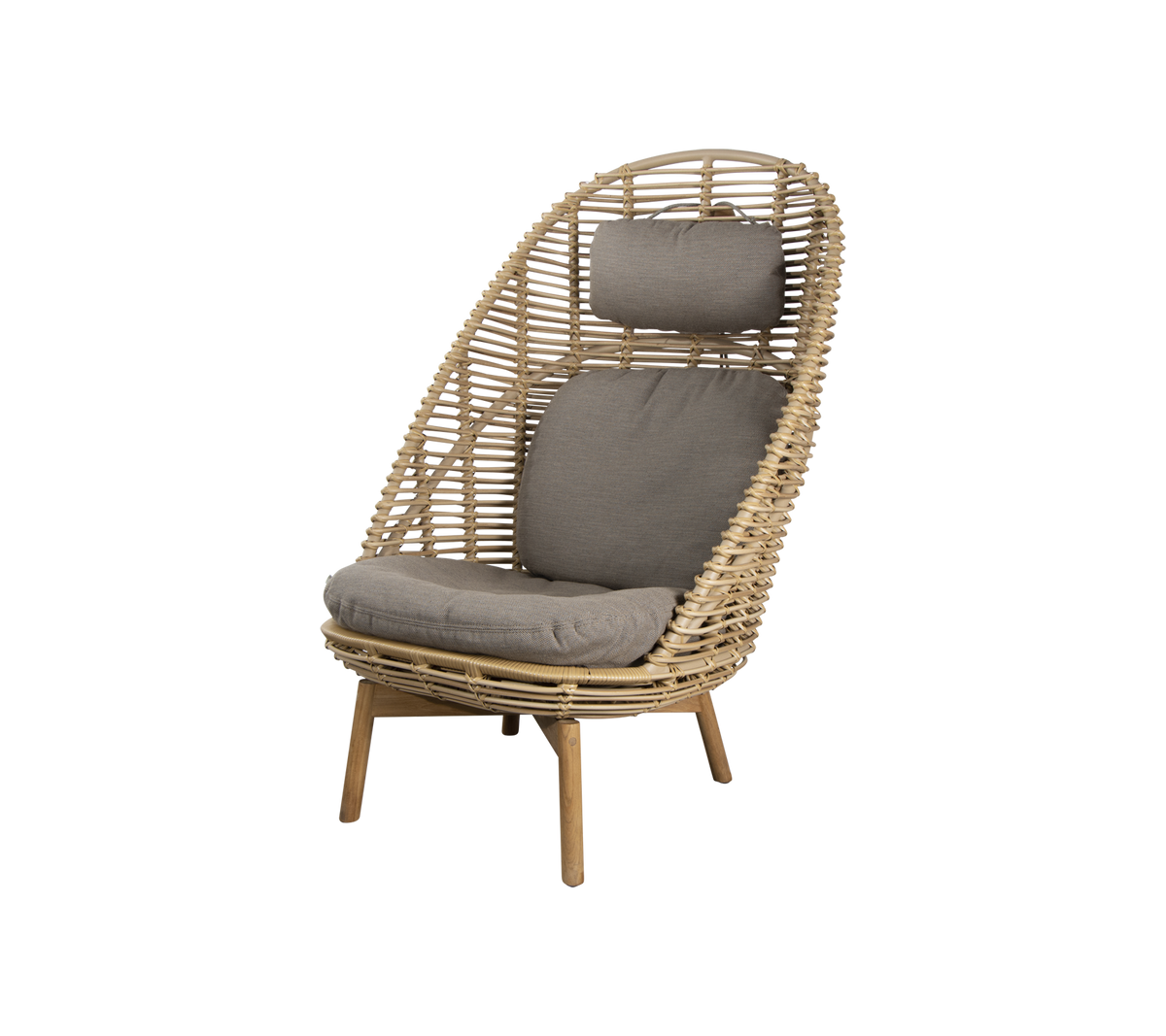 Chaise en osier élégante avec un dossier haut et de doux coussins gris, idéale pour la détente et la décoration contemporaine.