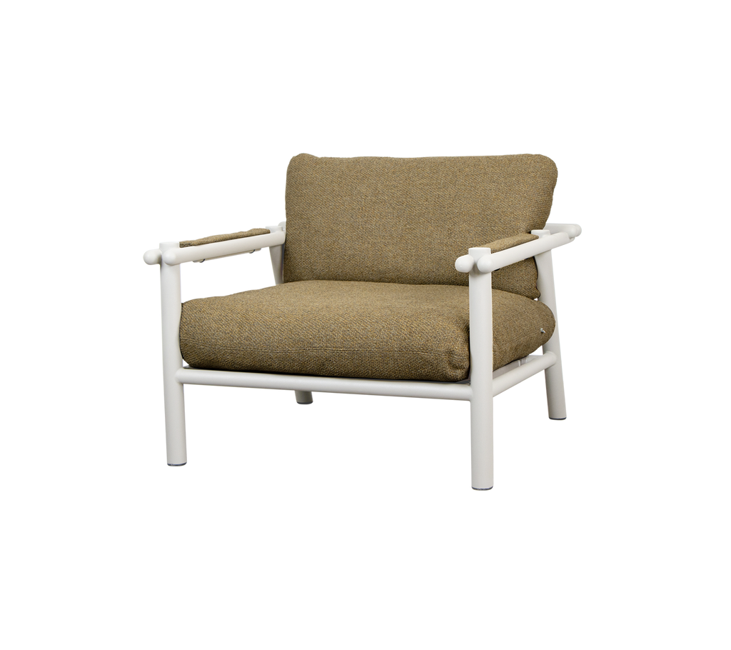 Chaise moderne de couleur sable avec un coussin rembourré et un cadre blanc.