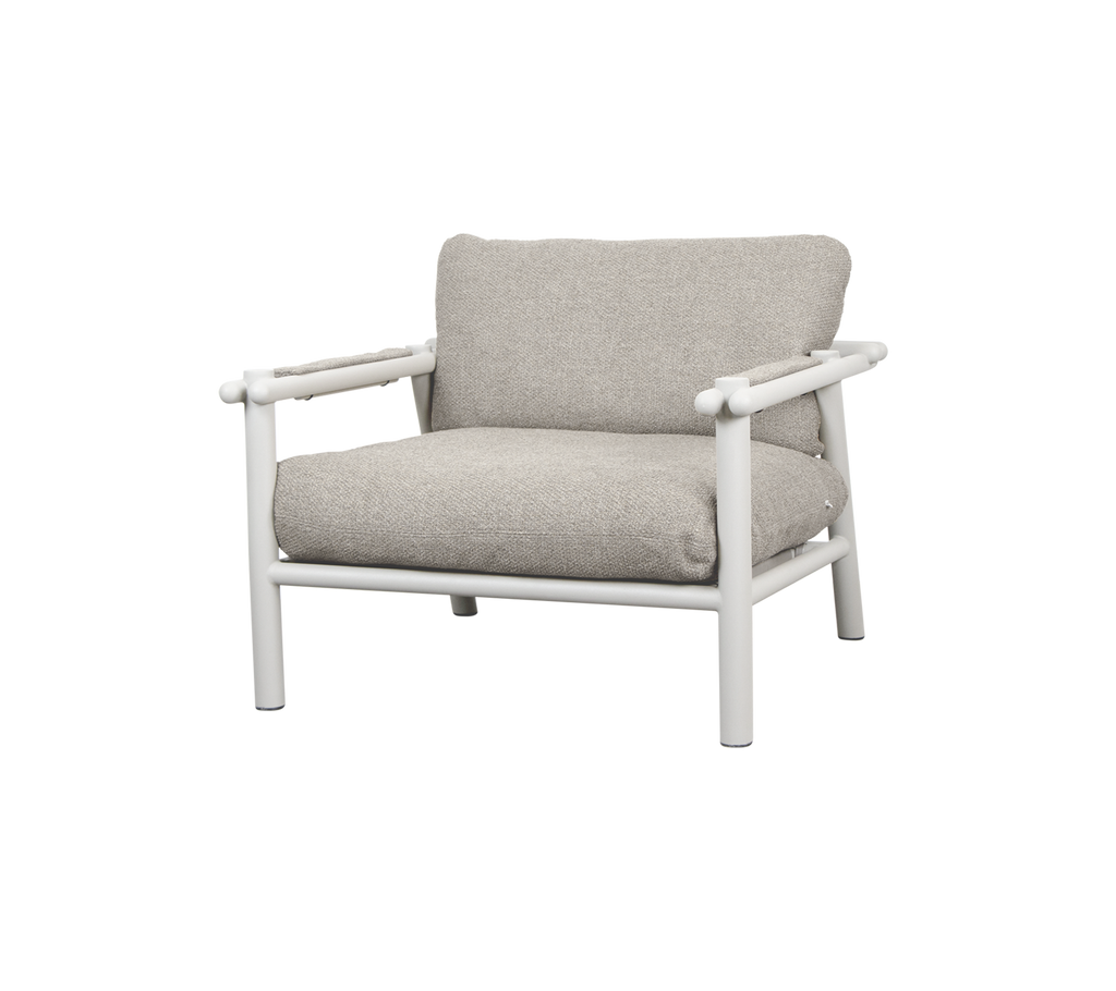 Chaise moderne avec un coussin beige et un cadre blanc.