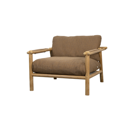 Une chaise confortable avec un cadre en bois et des coussins marron doux, conçue pour la détente et le style.
