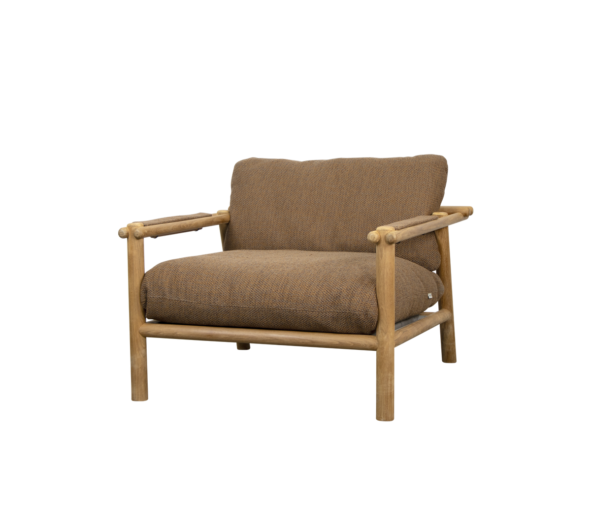 Une chaise confortable avec un cadre en bois et des coussins marron doux, conçue pour la détente et le style.