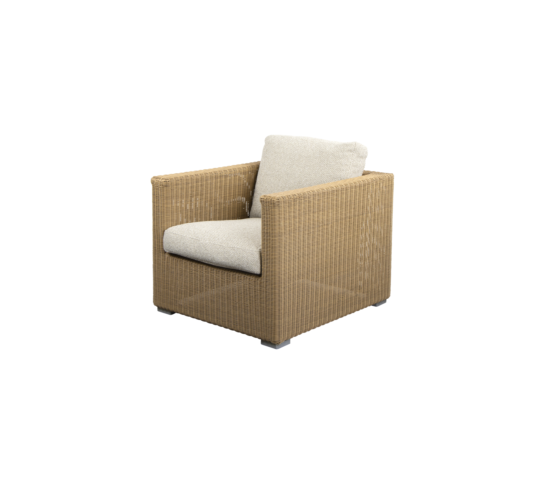 Fauteuil élégant avec un extérieur tissé et un coussin de couleur claire, parfait pour ajouter du confort et de l'élégance à n'importe quel espace.