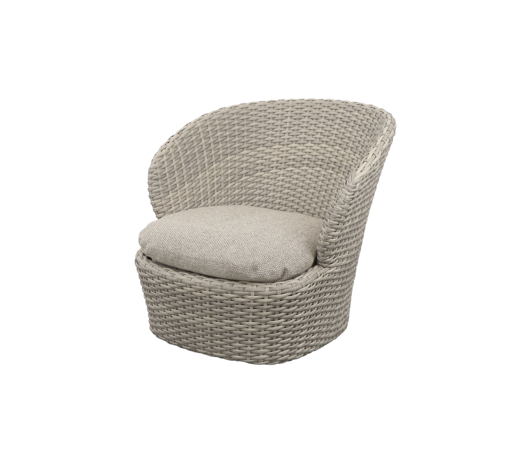 Chaise courbée et confortable avec un design tissé et un coussin douillet, offrant une option de siège confortable pour la détente.