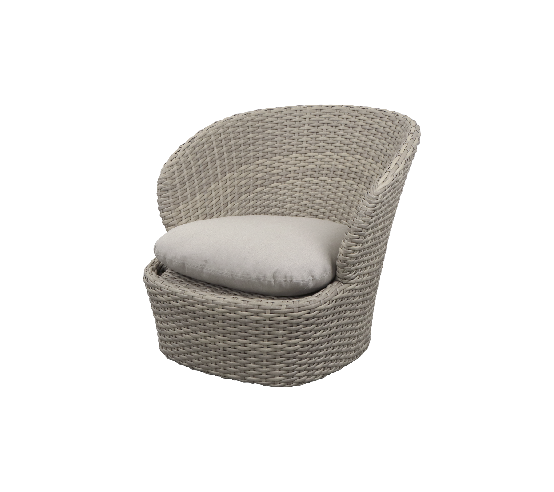 Une chaise tissée et confortable avec un coussin rembourré, conçue pour la détente et le confort, avec une forme ronde et contournée.