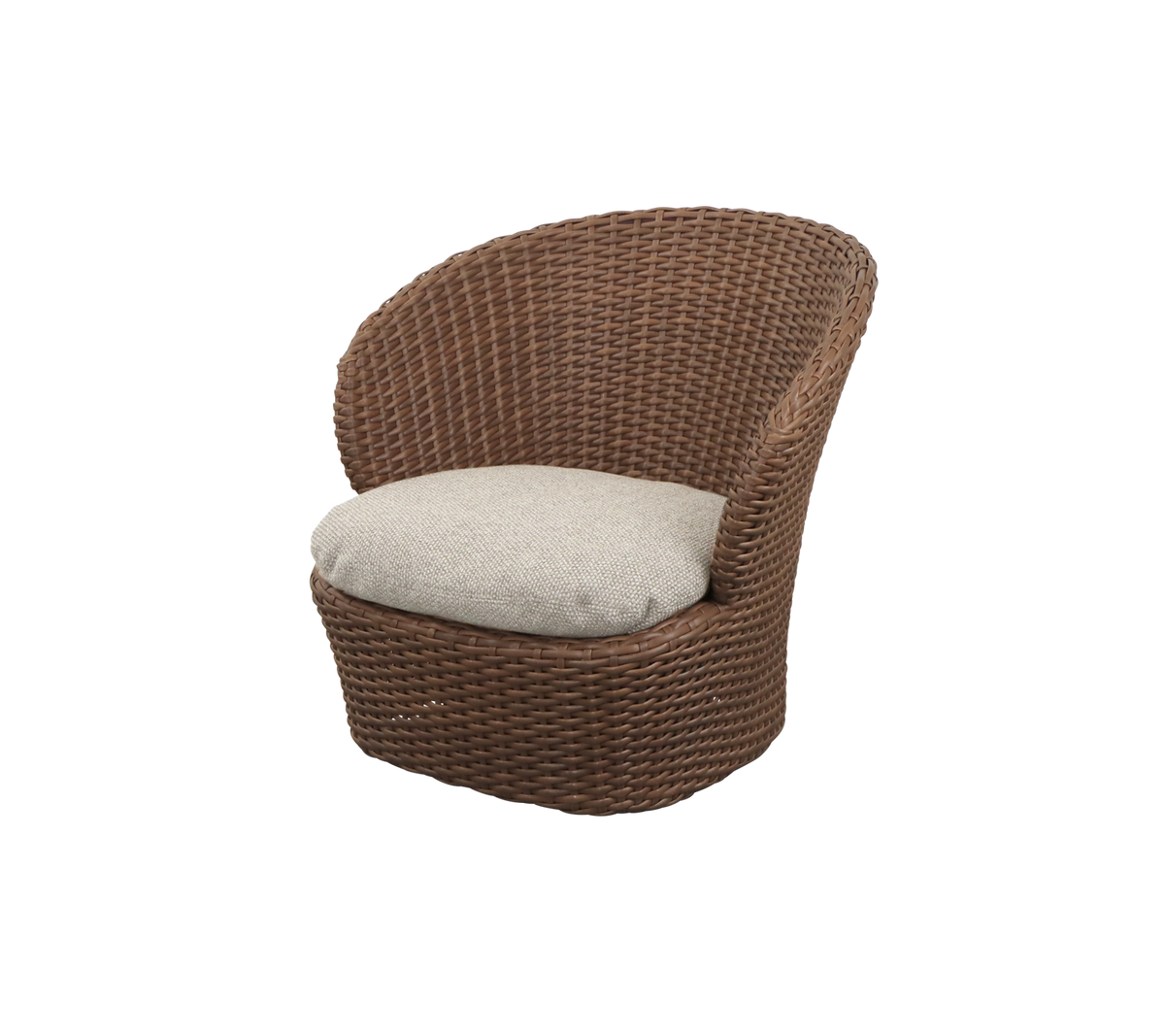 Chaise en osier tissée avec un siège rembourré, offrant une option d'assise élégante et confortable. Idéale pour la détente et les ambiances décontractées.