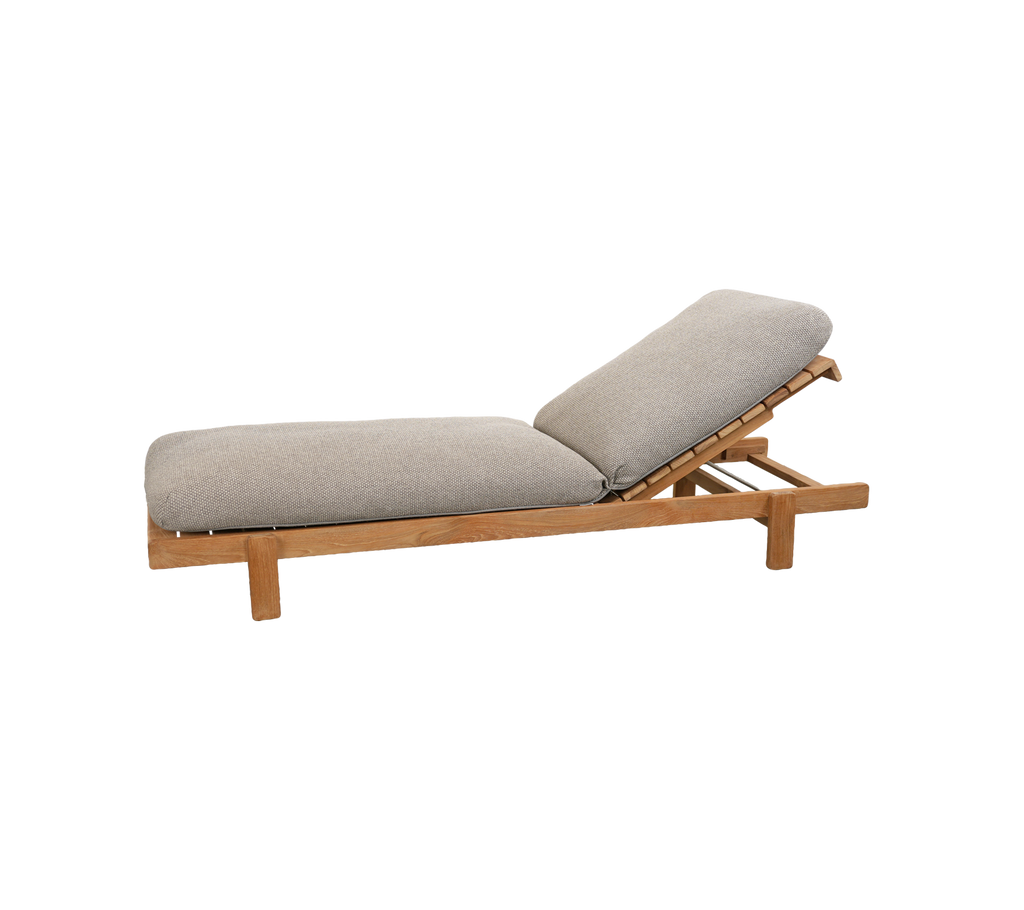 Fauteuil d'angle brun clair avec un coussin gris et un dossier réglable.