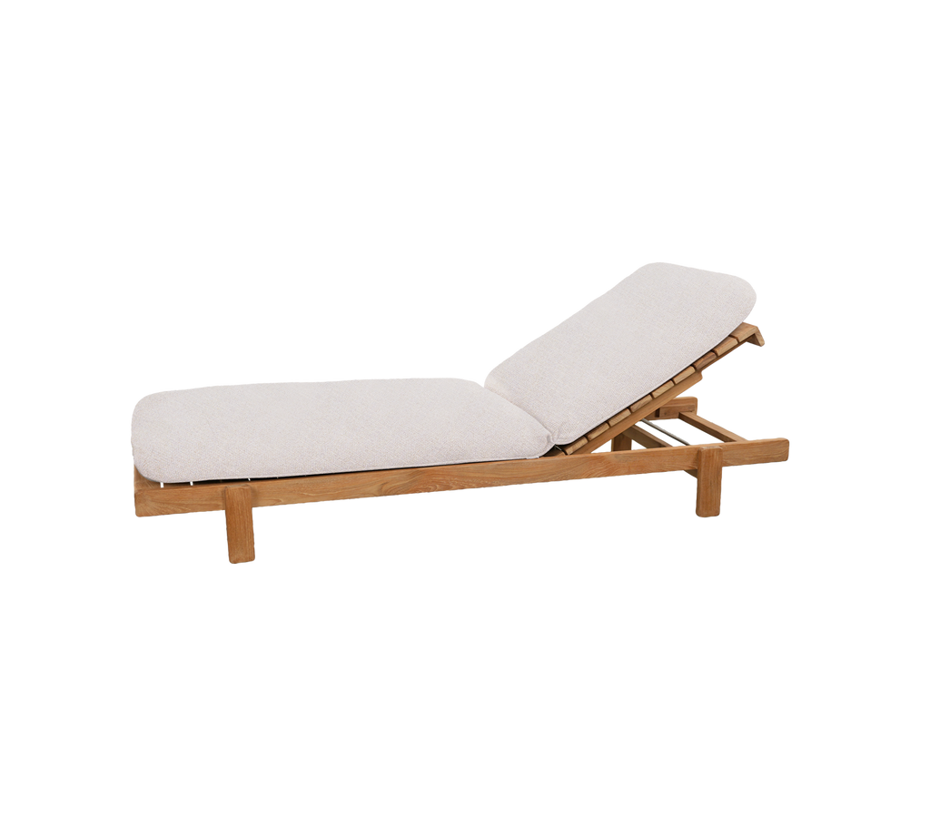 Chaise longue en teck avec coussin beige dans un style moderne.