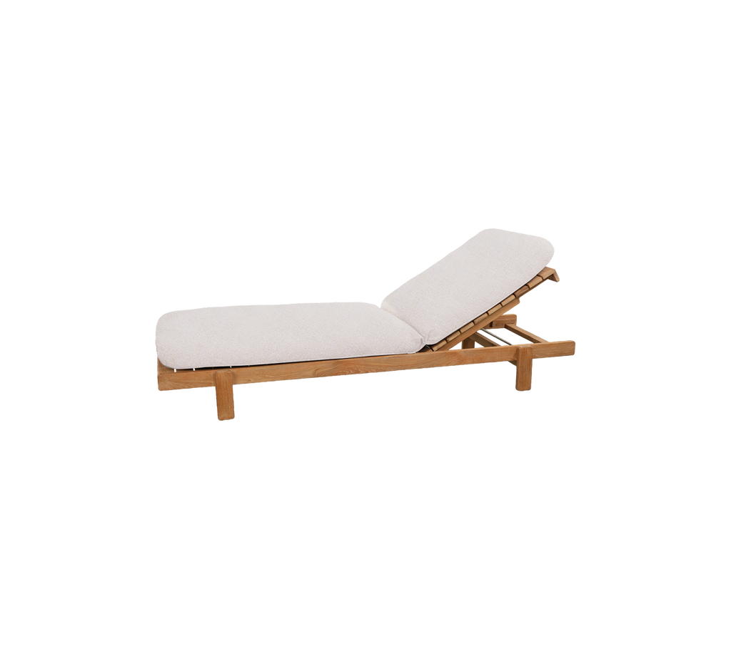 Fauteuil lounge en teck avec coussin beige dans un design moderne.