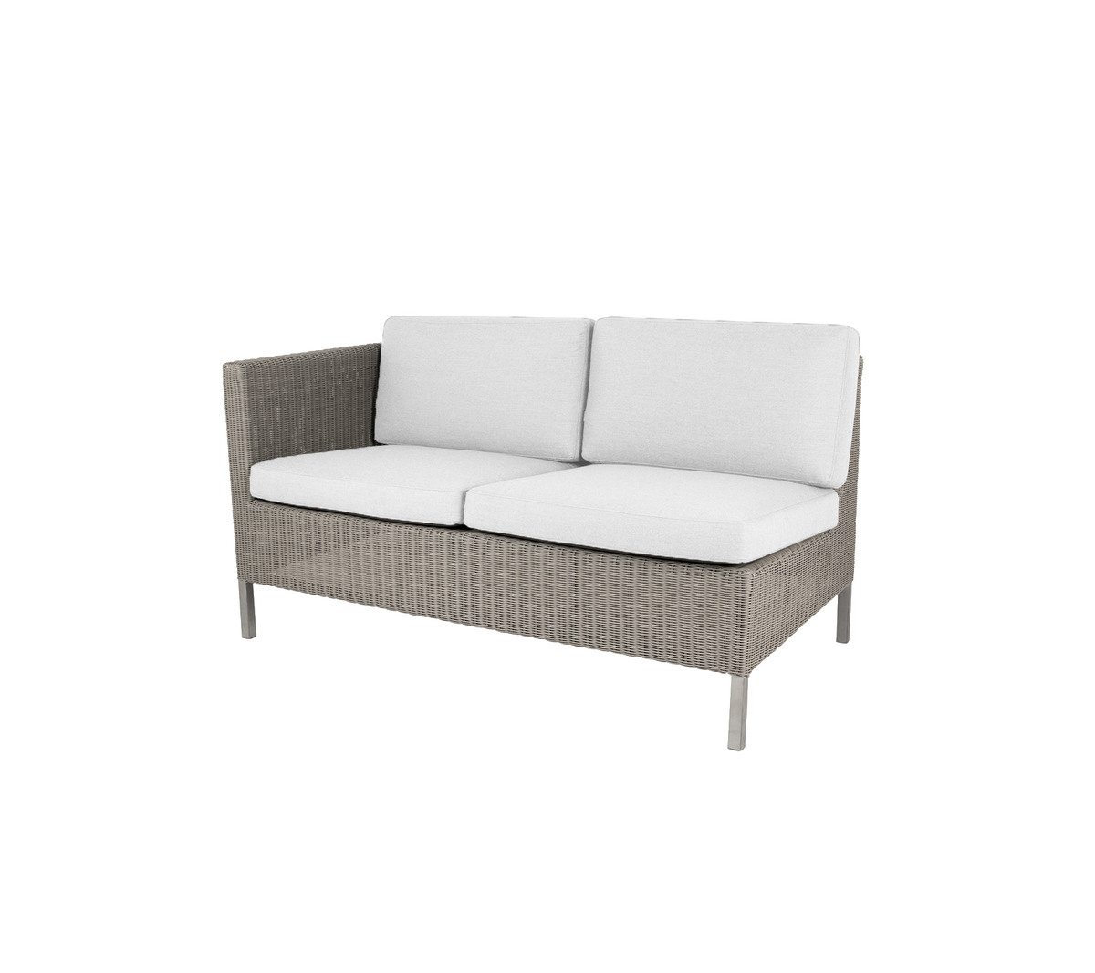 Canapé en osier gris avec des coussins blancs moelleux, conçu pour le confort et le style dans des espaces de détente.