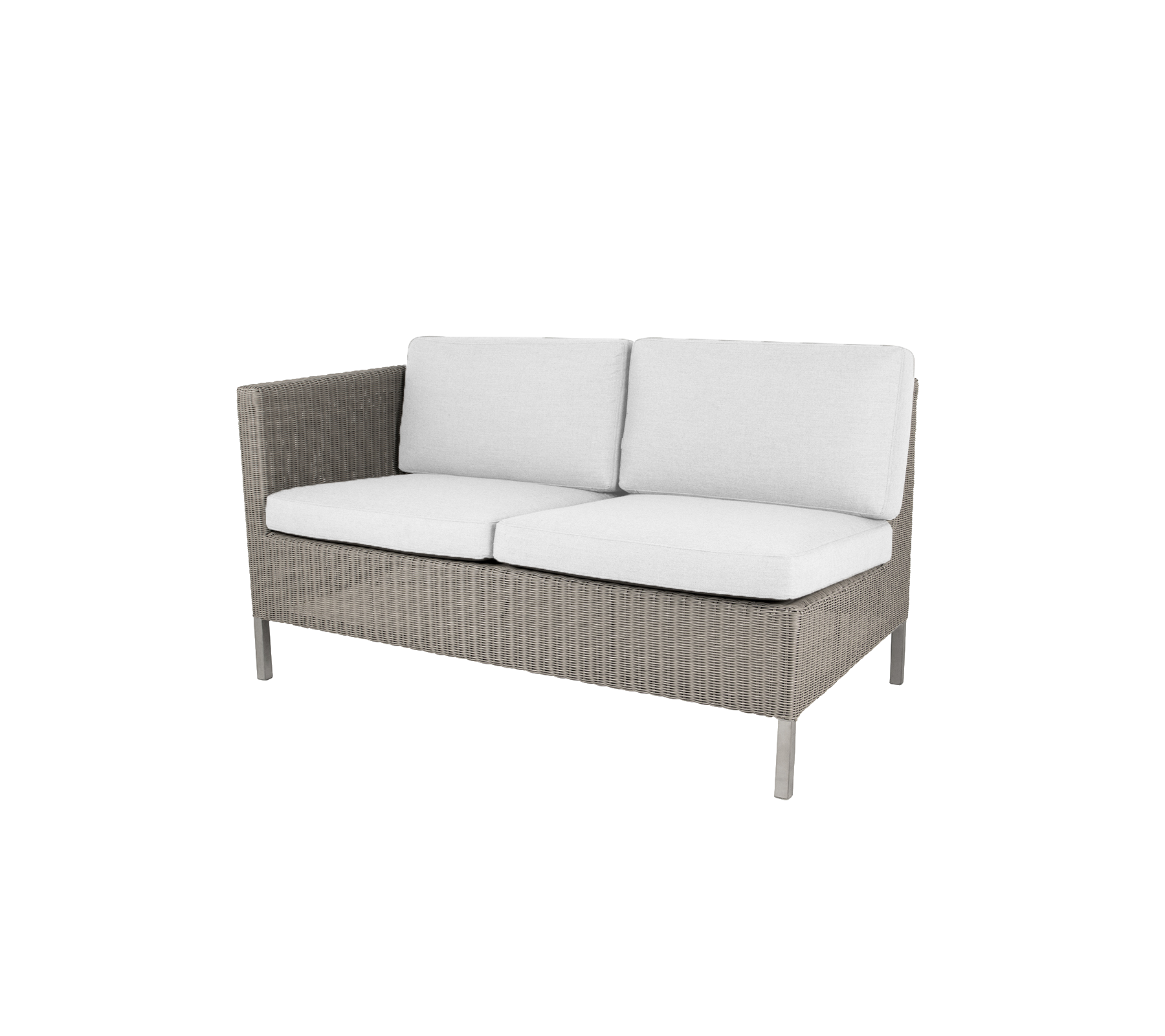 Canapé en osier gris avec des coussins blancs moelleux, conçu pour le confort et le style dans des espaces de détente.