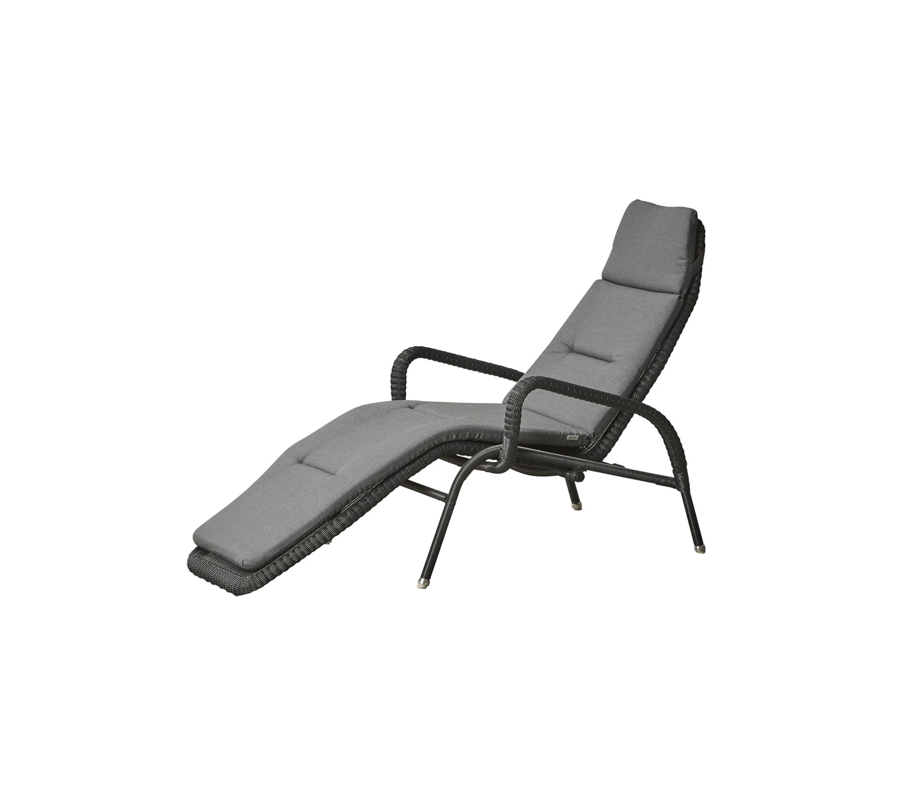 Un fauteuil inclinable élégant et moderne avec un design courbé et un siège rembourré en gris neutre, doté d'accoudoirs et de pieds robustes.
