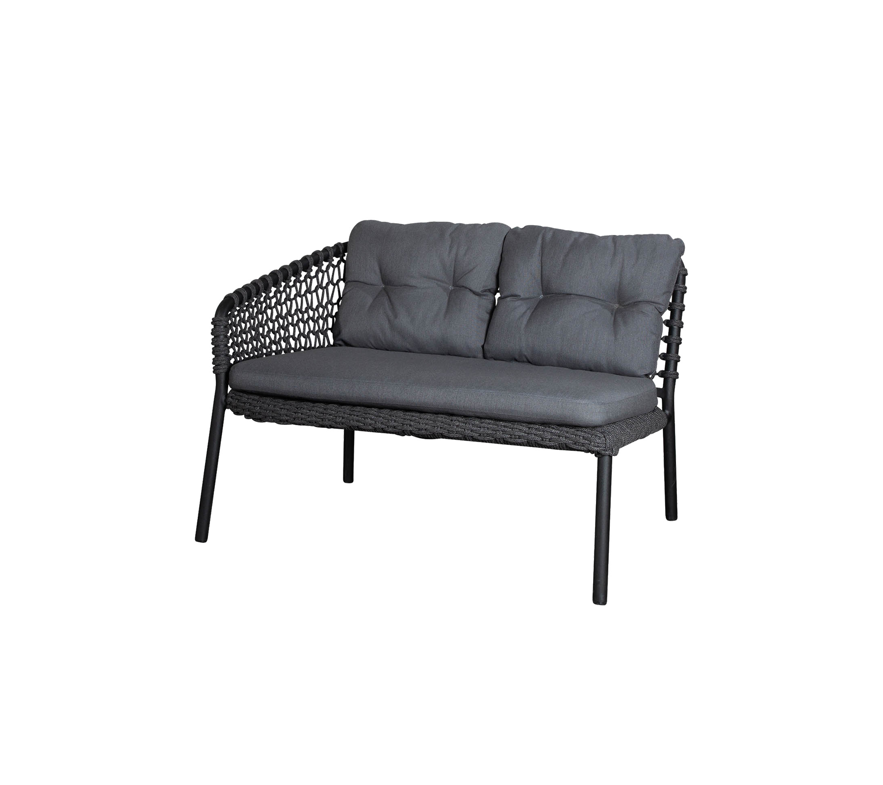 Sofa deux places élégante avec un cadre tressé et des sièges rembourrés dans une couleur grise chic. Parfait pour une décoration moderne.