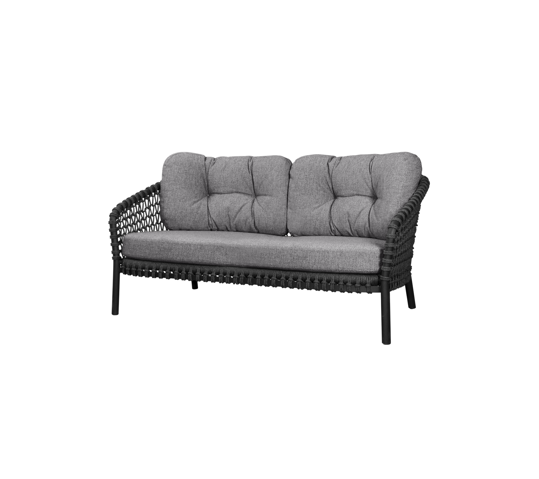 Canapé deux places avec un cadre tressé et des coussins gris moelleux, conçu pour le confort et le style. Parfait pour s'asseoir dans n'importe quel espace.