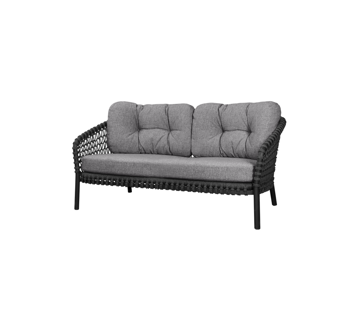 Canapé deux places avec un cadre tressé et des coussins gris moelleux, conçu pour le confort et le style. Parfait pour s'asseoir dans n'importe quel espace.