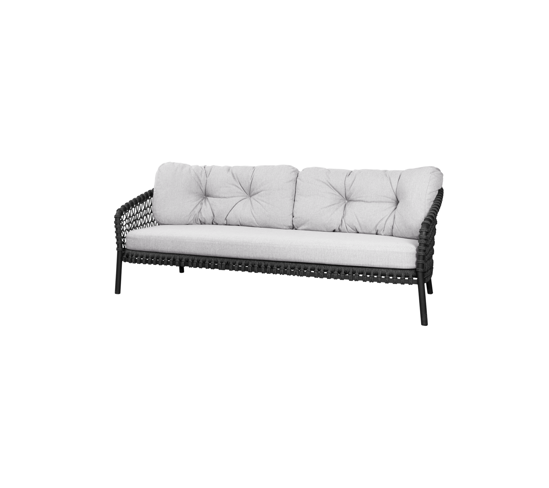 Canapé élégant avec un cadre tissé et des coussins en peluche, matelassés de couleur neutre, parfait pour un siège confortable.