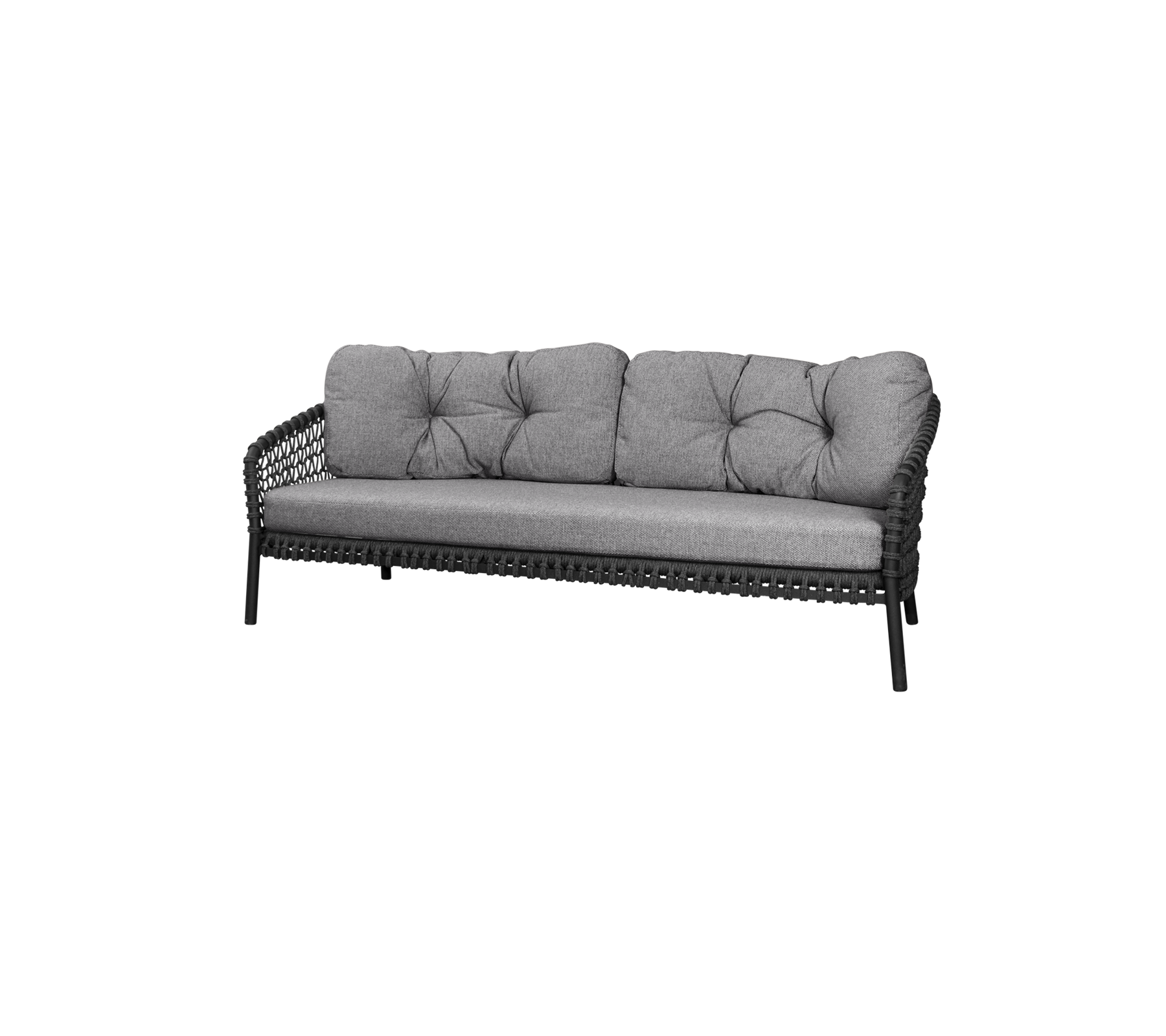 Canapé trois places élégant avec des coussins en velours gris et un cadre tressé, parfait pour se détendre confortablement.