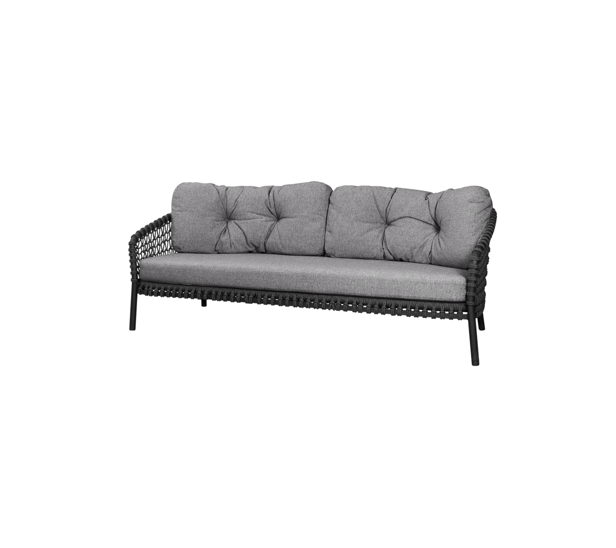 Canapé trois places élégant avec des coussins en velours gris et un cadre tressé, parfait pour se détendre confortablement.