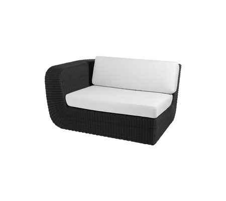 Canapé en osier noir moderne avec des coussins blancs, parfait pour un coin salon confortable et un décor élégant en intérieur ou en extérieur.