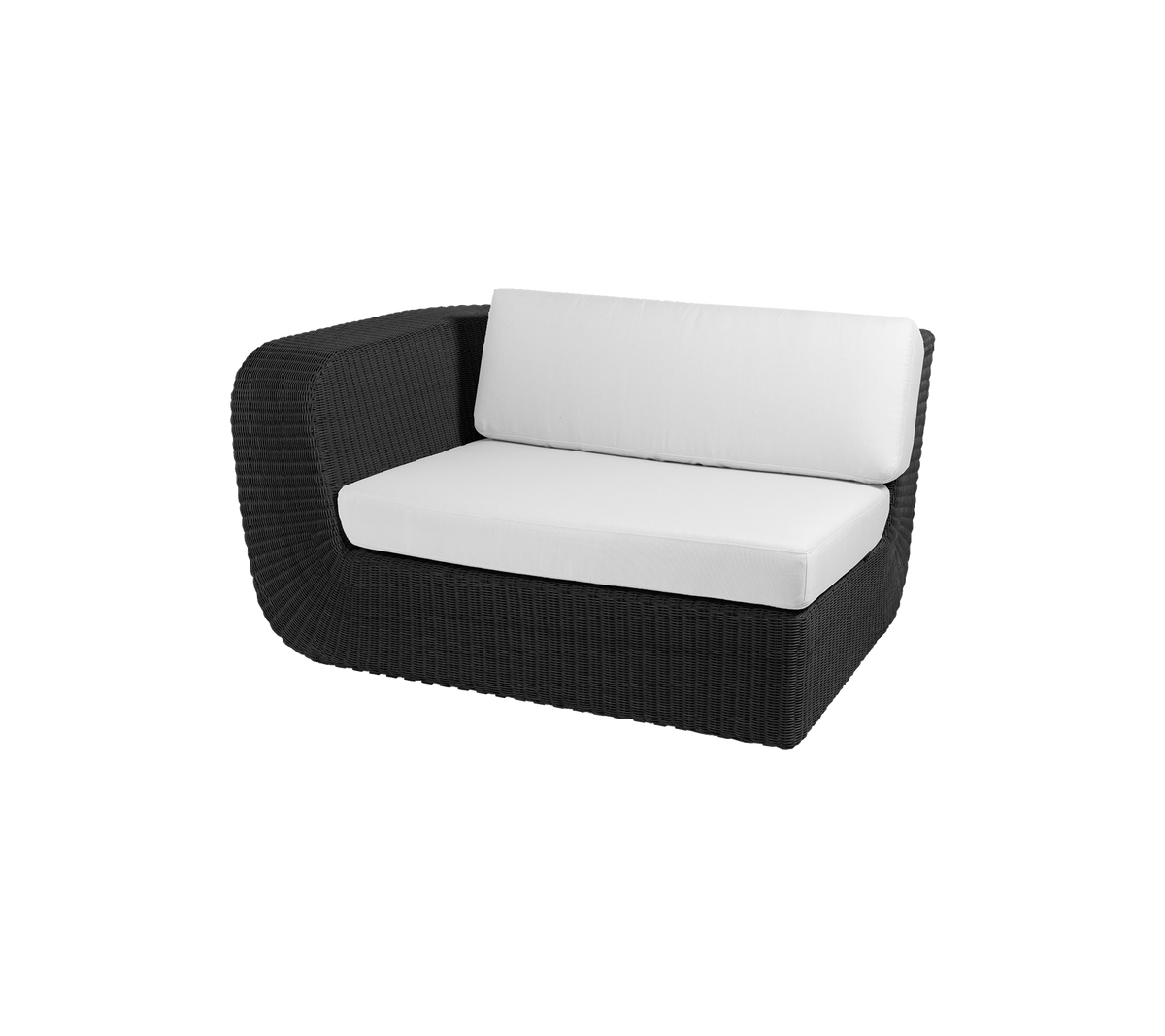 Canapé en osier noir moderne avec des coussins blancs, parfait pour un coin salon confortable et un décor élégant en intérieur ou en extérieur.