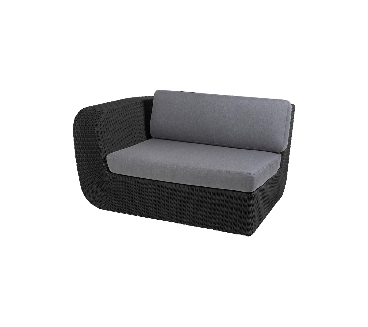 Canapé moderne deux places avec un cadre en osier noir élégant et des coussins gris doux pour le confort et le style. Idéal pour se détendre.