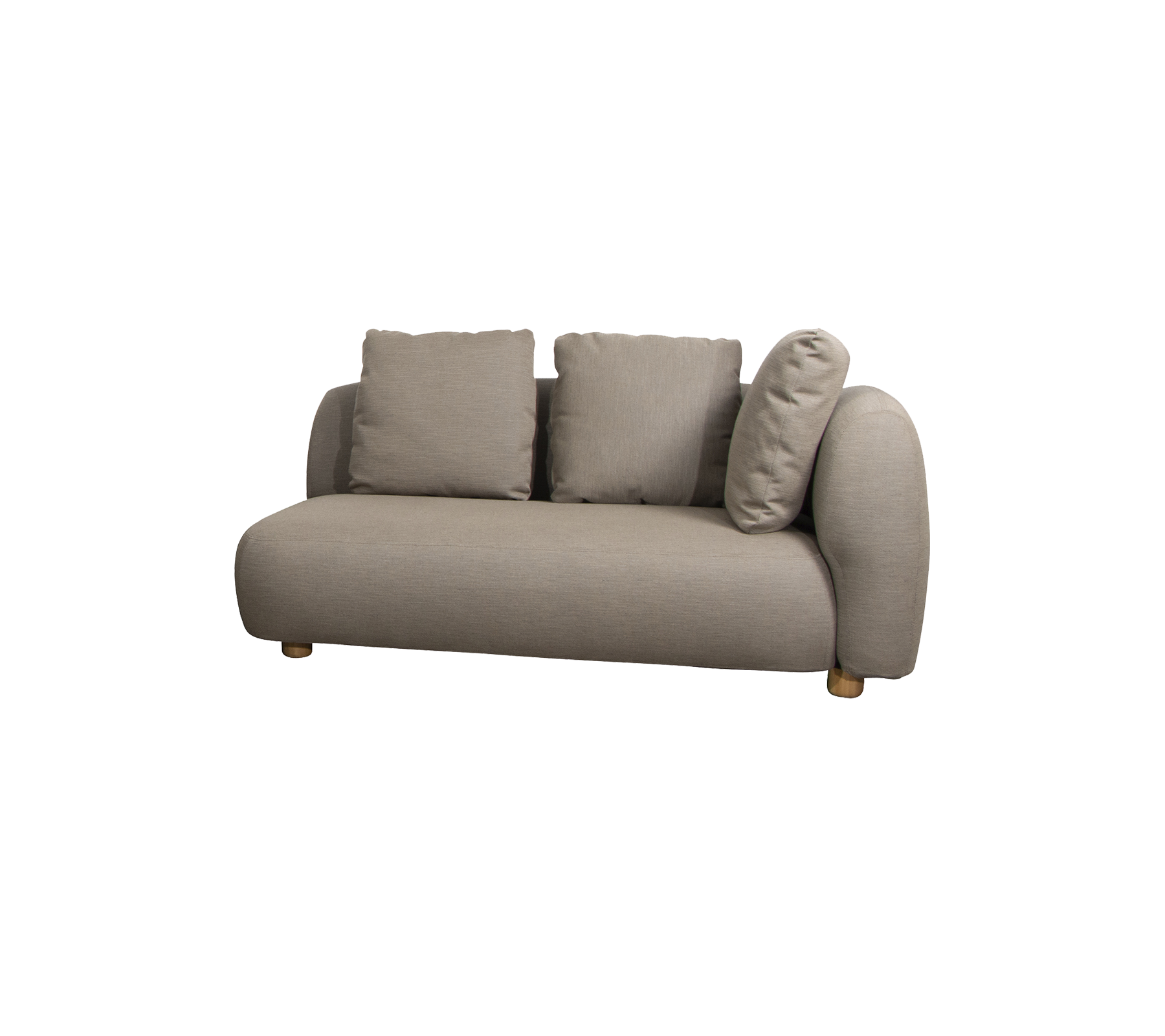 Sofa élégante avec un design arrondi et trois coussins moelleux, revêtue d'un tissu doux et neutre avec des pieds en bois.