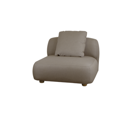Chaise beige confortable avec un coussin de dos en peluche et des bords arrondis, adaptée à un siège relaxant dans divers environnements.