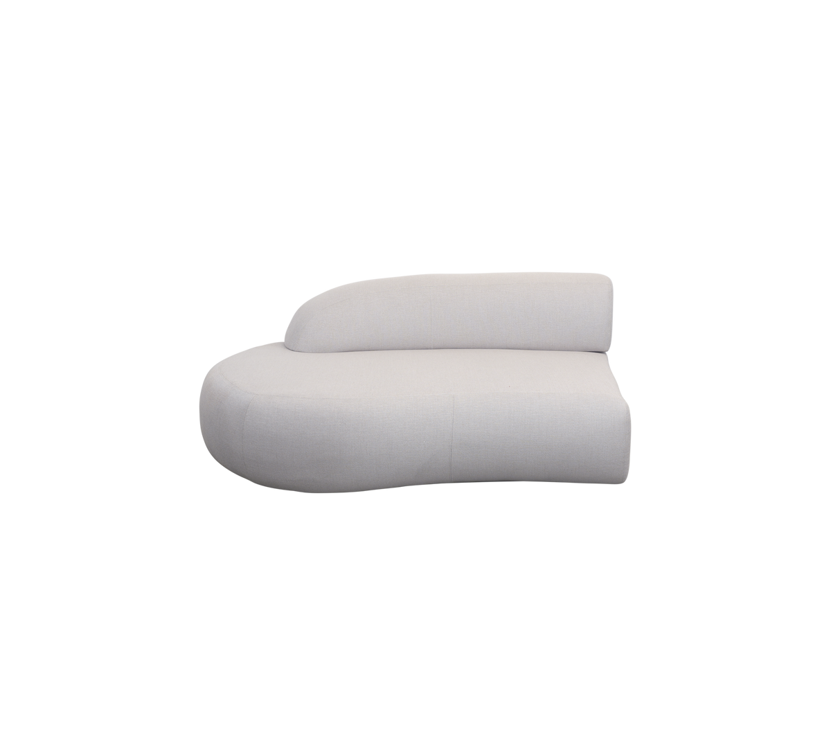 Canapé courbé moderne en tissu blanc doux, présentant un design asymétrique unique pour un seating élégant.