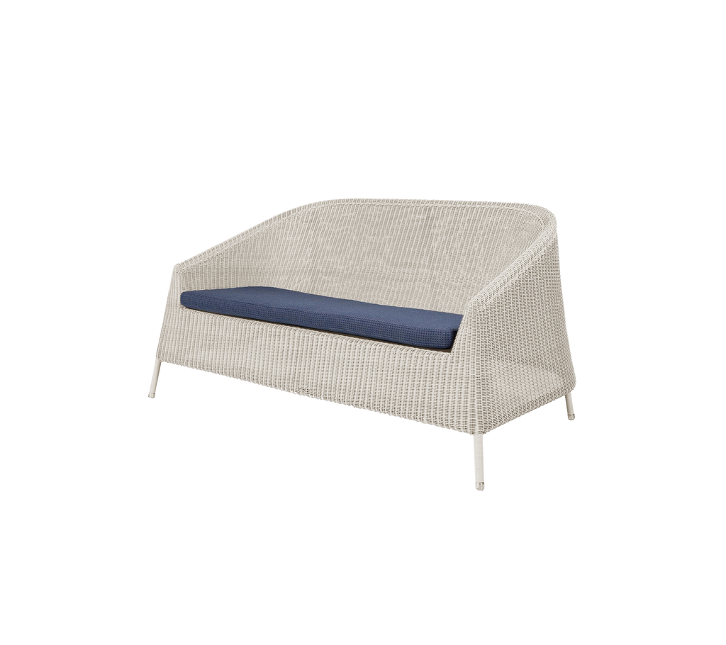 Canapé moderne avec un coussin bleu dans un design élégant.