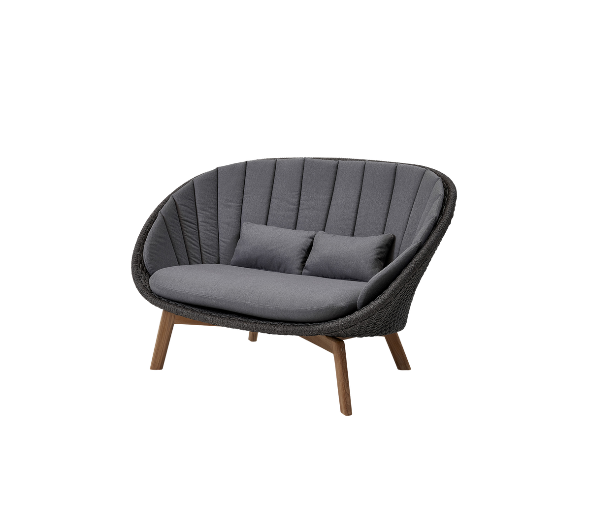 Canapé incurvé deux places avec un tissu gris pour l'assise et le dossier, complété par deux coussins décoratifs et des pieds en bois.
