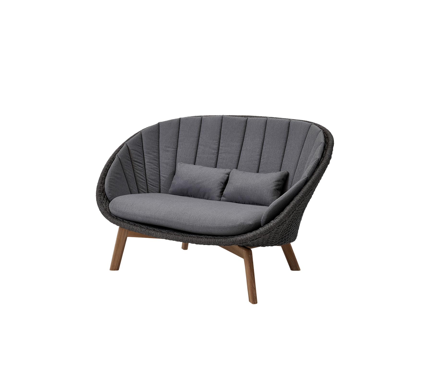 Canapé incurvé deux places avec un tissu gris pour l'assise et le dossier, complété par deux coussins décoratifs et des pieds en bois.