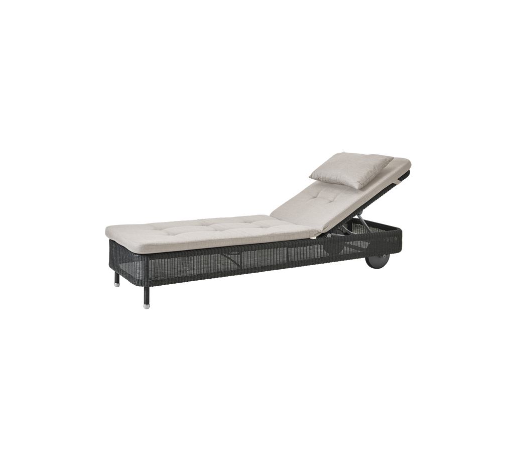 Chaise longue moderne de couleur sable avec cadre en graphite.