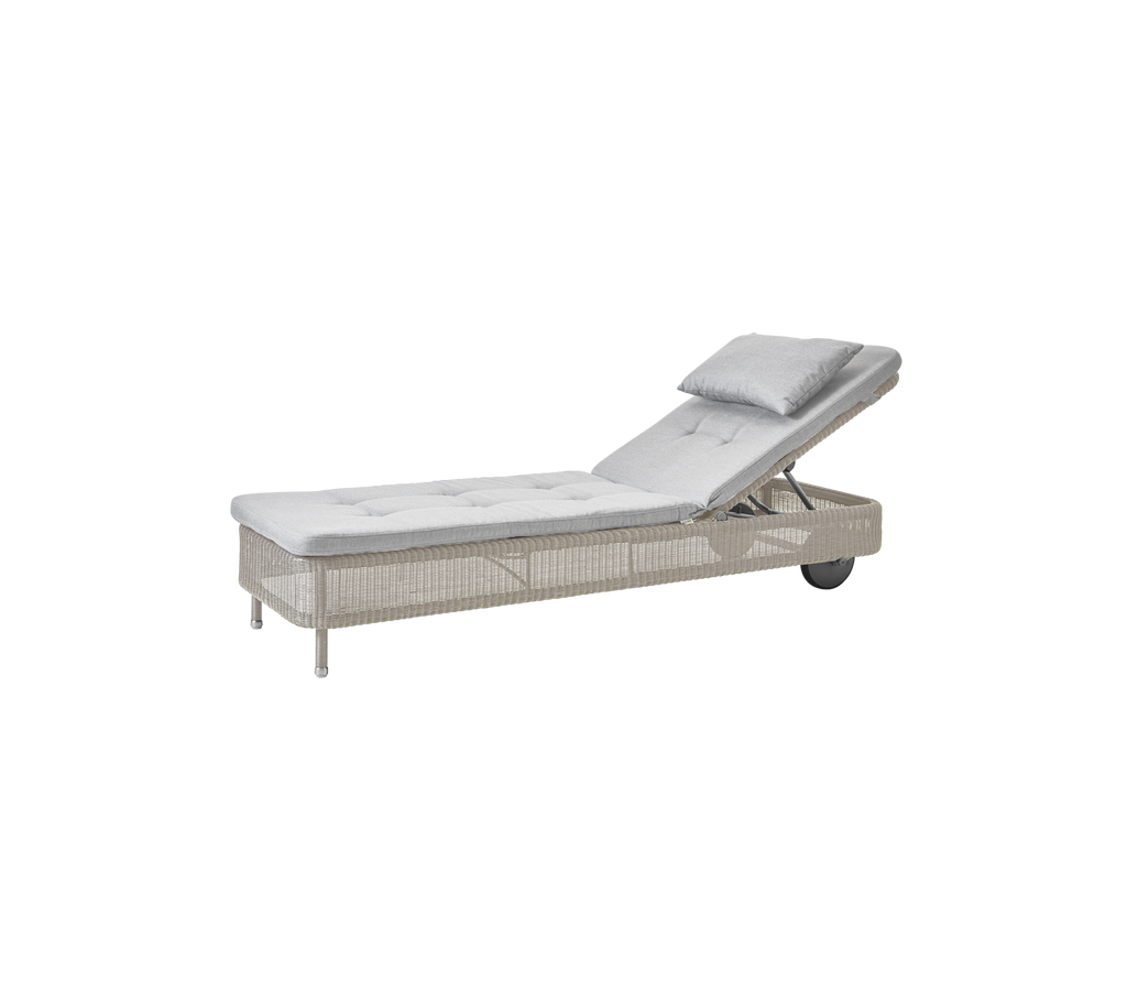 Fauteuil lounge gris clair avec dossier réglable.