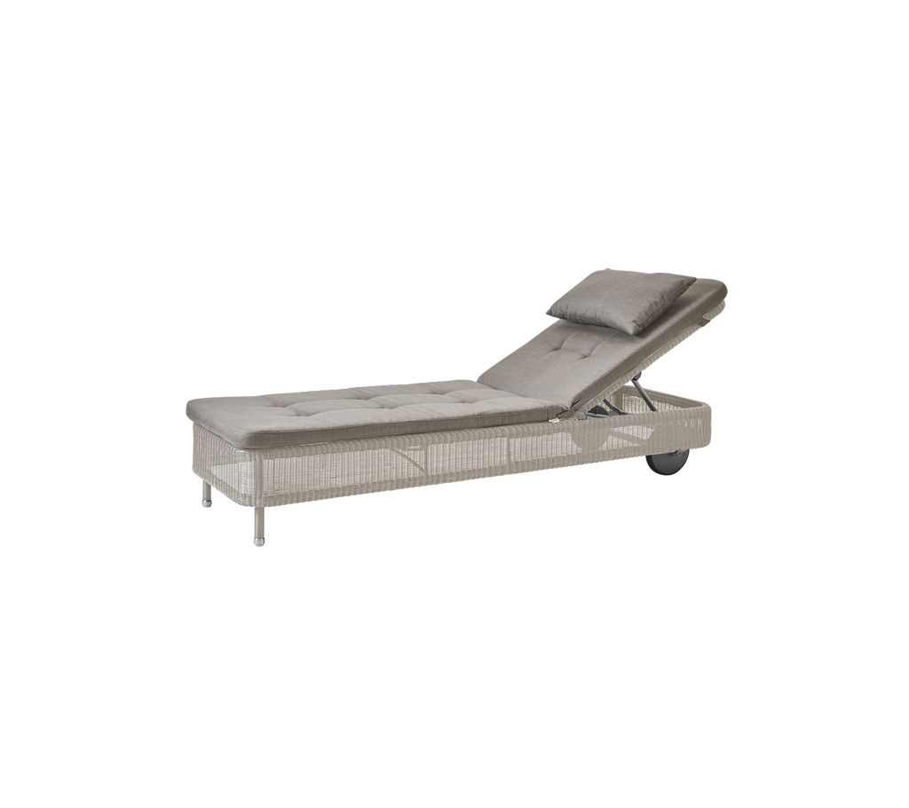 Fauteuil lounge taupe avec dossier ajustable dans un design moderne.