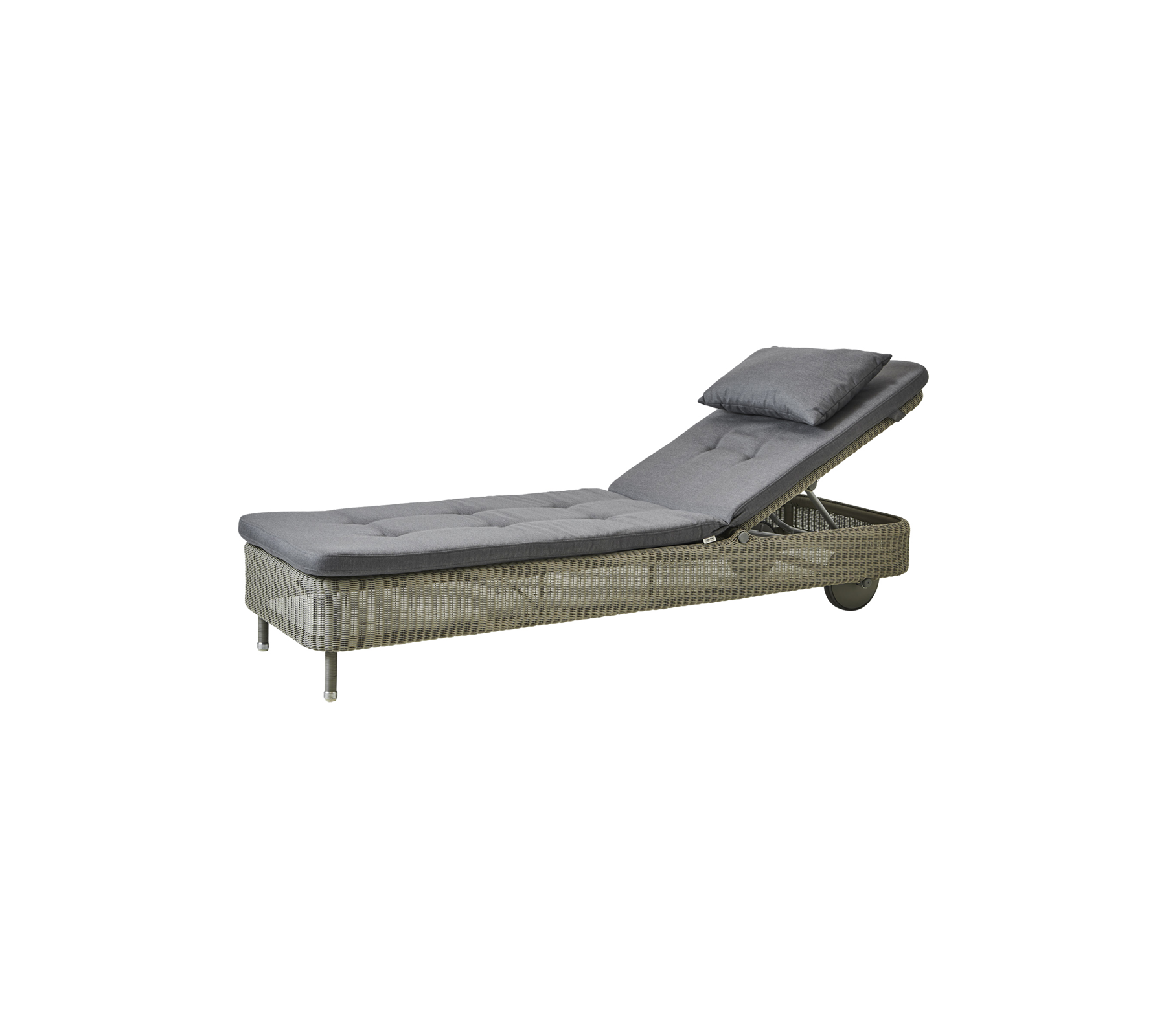 Chaise longue élégante avec un coussin gris, présentant un design épuré et un dossier réglable pour la détente.